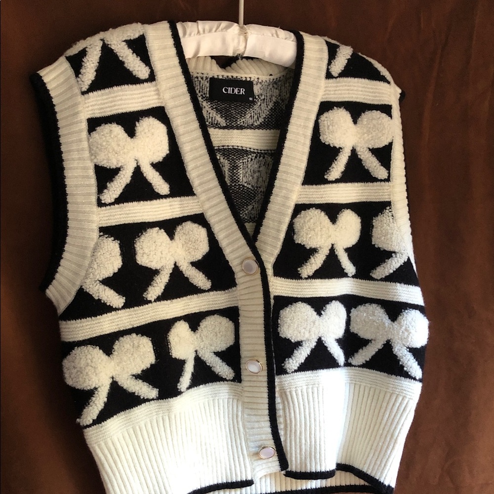 Cider Black & White Bow Motif Knit Vest